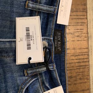 JUDY BLUE SIZE MEDUIM JEAN SHORTS
